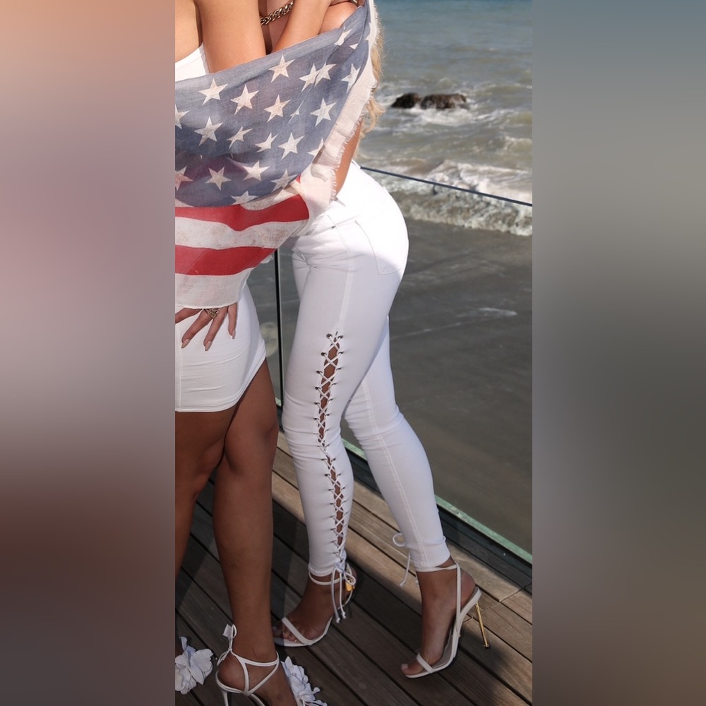 GOOD AMERICAN GOOD LEGS LACE UP White Jeans